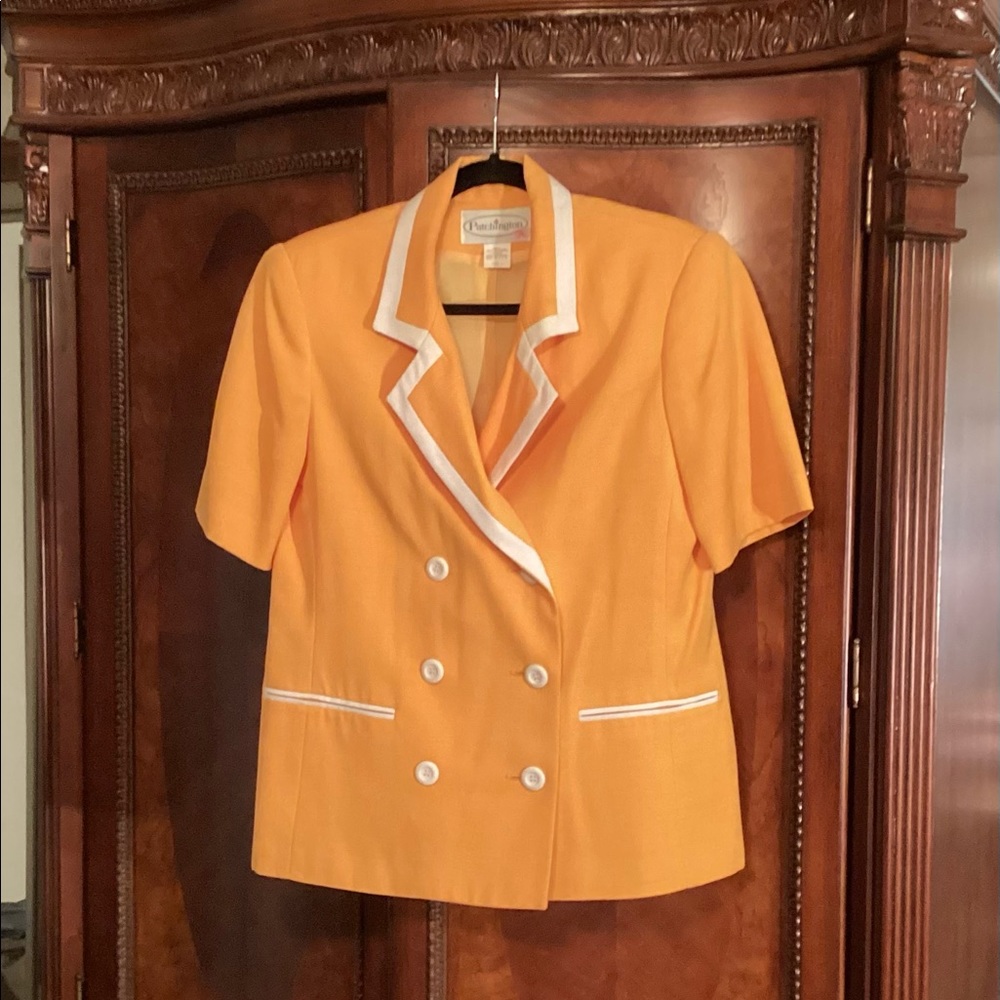 Vintage look. Golden yellow suit jacket top size small.